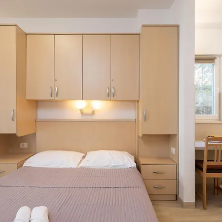 Sunny Central Apartments דירה