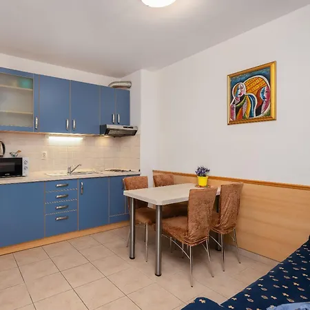 Sunny Central Apartments דירה