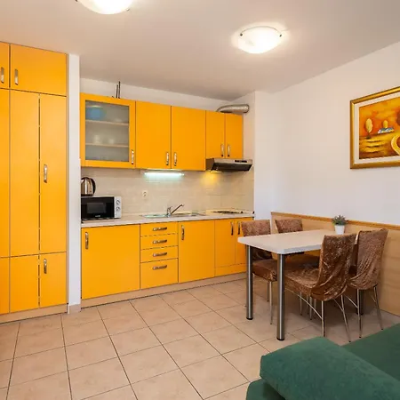 Sunny Central Apartments דירה