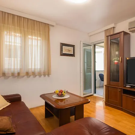 Sunny Central Apartments דירה