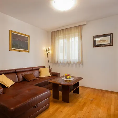 Sunny Central Apartments דירה