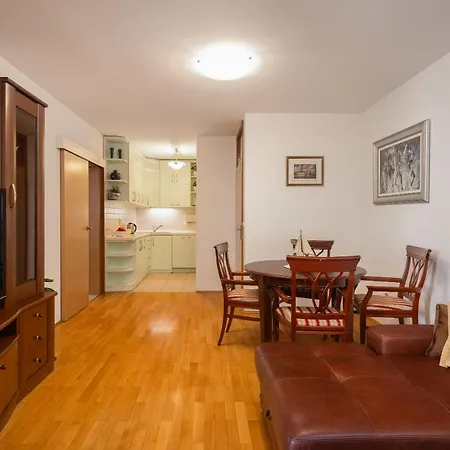 דירה Sunny Central Apartments מאקרסקה