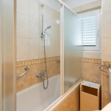 Sunny Central Apartments דירה